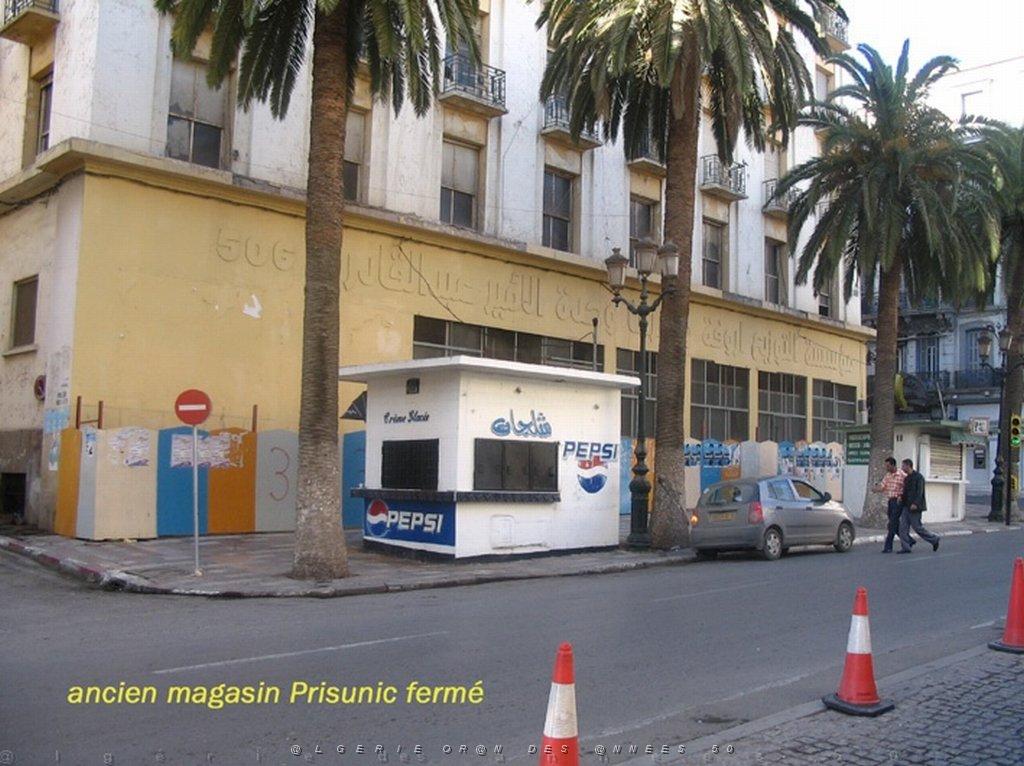 ORAN MAI 2008 2779 ancien magasin prisunic ferme.jpg
